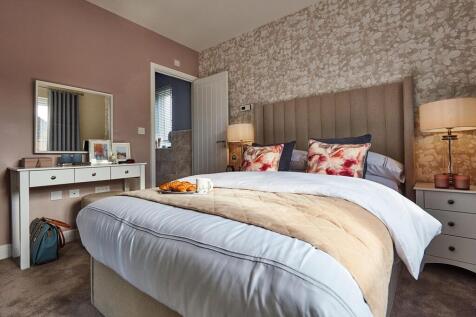 The king-size main bedroom has it&#39;s own en-suite shower room