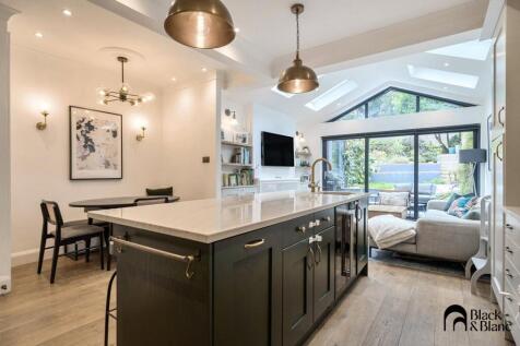 Kitchen/ Dining