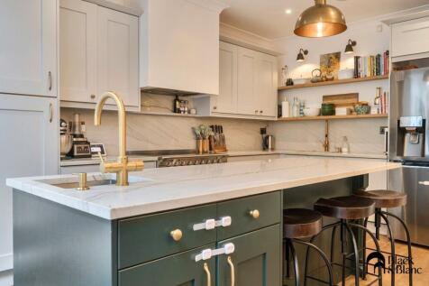 Kitchen/ Dining