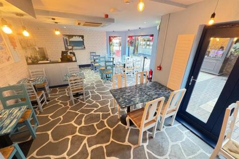 MAIN RESTAURANT SEATING AREA