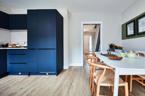 There&#39;s plenty of space for a 6 seater table for those family mealtimes