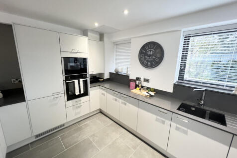 Executive 2 Bedroom Property to Let in Penarth