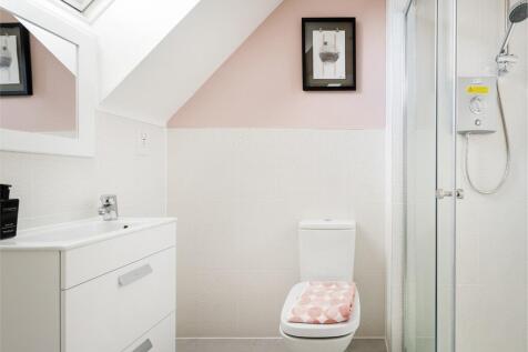 The en suite shower room to the main bedroom