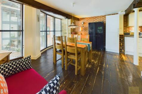 Kitchen dining area