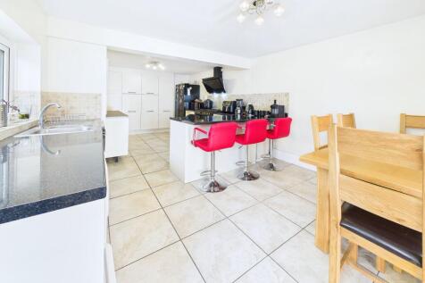 Kitchen / Dining Area