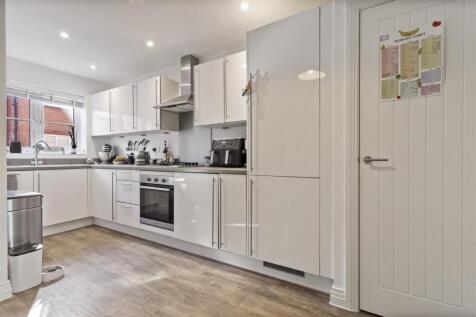 7 Acacia Avenue_004.JPG