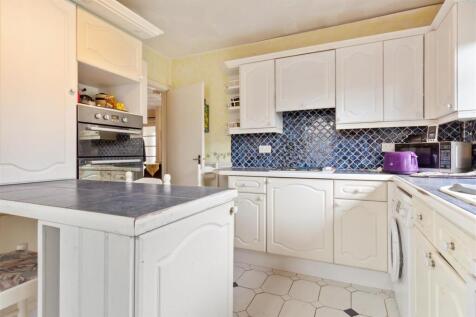 8 Midhurst Close-009.jpg