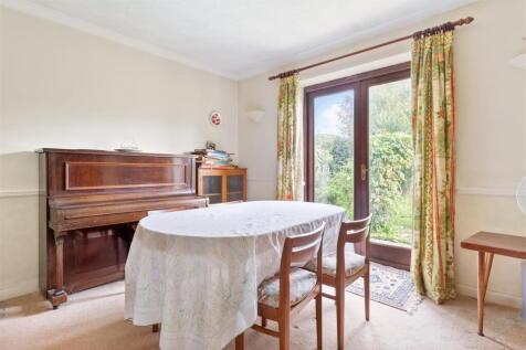 8 Midhurst Close-007.jpg