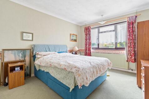 8 Midhurst Close-004.jpg