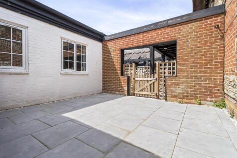 Private Courtyard/Entrance