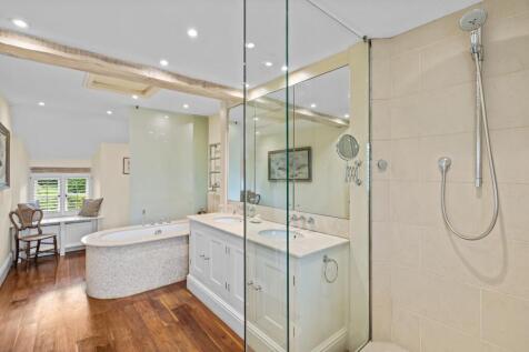 Principal bedroom en suite