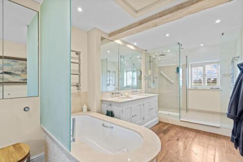 Principal bedroom en suite