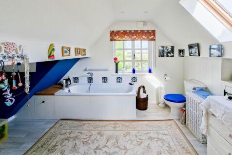 Principal en-suite bathroom