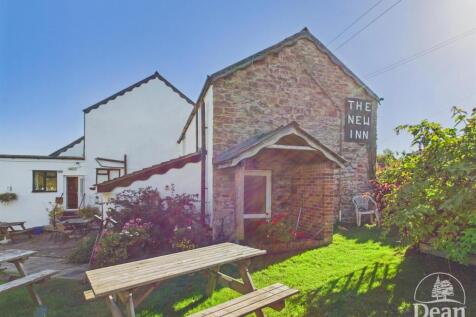 Garden- Entrance To Lodge