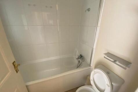 Bathroom (2).jpg