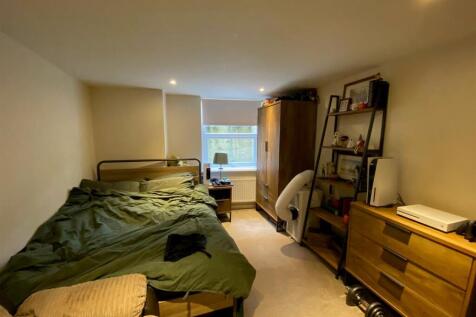 Bedroom two (1).jpg