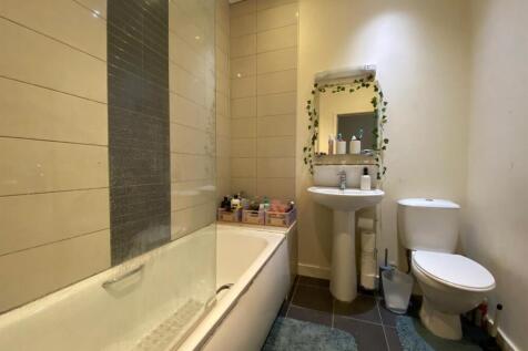 Bathroom (2).jpg