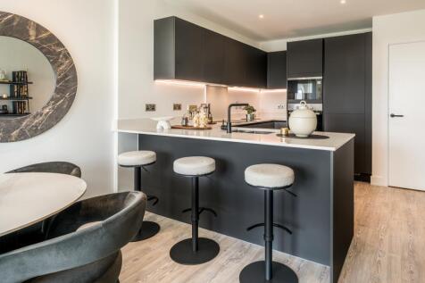 Kew Bridge Rise, 2 bedroom show home, breakfast