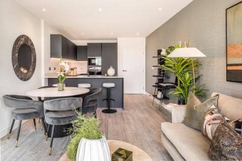 Kew Bridge Rise, 2 bedroom show home, living