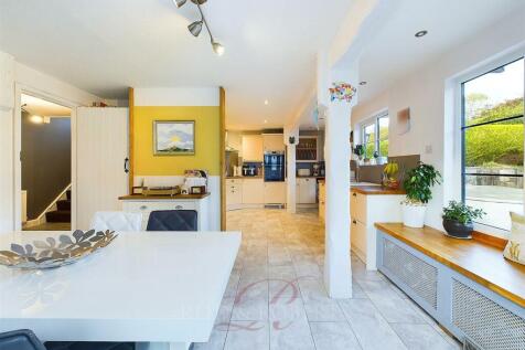 Open-Plan Kitchen/Dining/Entertainment Space