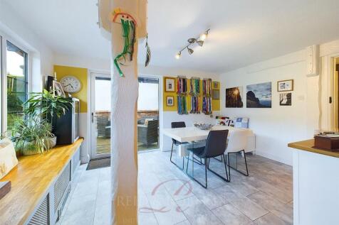 Open-Plan Kitchen/Dining/Entertainment Space