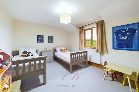 CAM03999G0-PR0036-STILL039.jpg