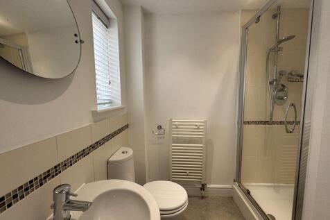 En suite to bedroom one