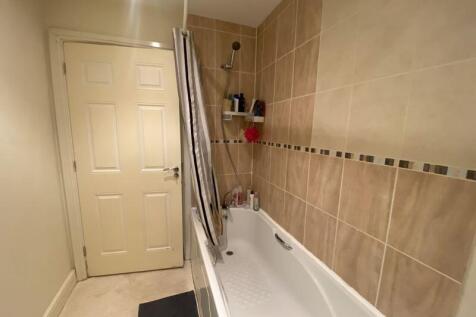 Shared bathroom ( second photo)