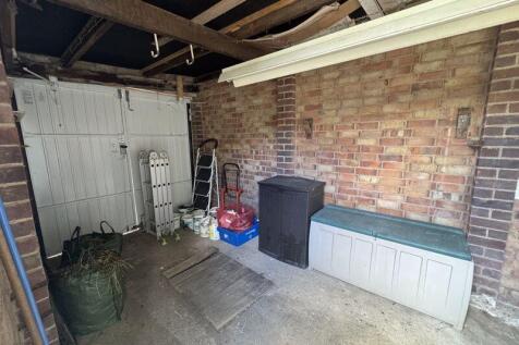 Garage with inspection pit 