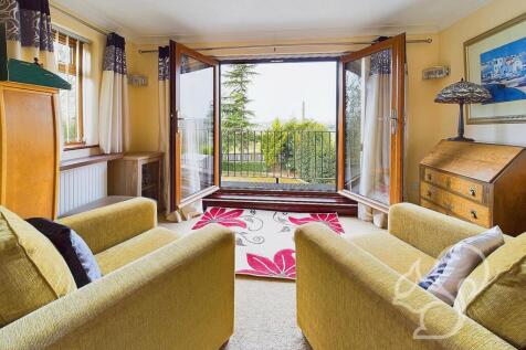 Lounge &amp; Balcony to the Front