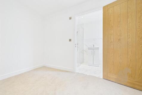 Dressing Area & En-Suite Shower Room