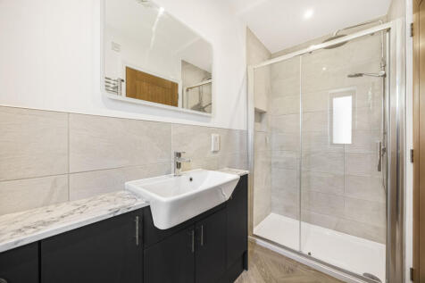 EN-SUITE GUEST BEDROOM