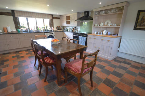 KITCHEN 3.JPG
