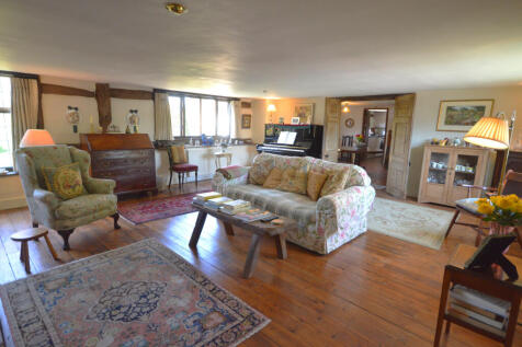LIVING ROOM 2.JPG