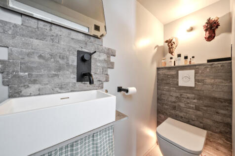 EN-SUITE GUEST BEDROOM