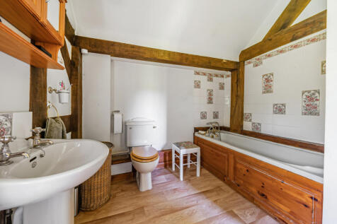 BATHROOM TO PRINCIPAL BEDROOM