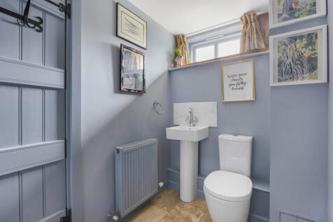 CLOAKROOM/UTILITY