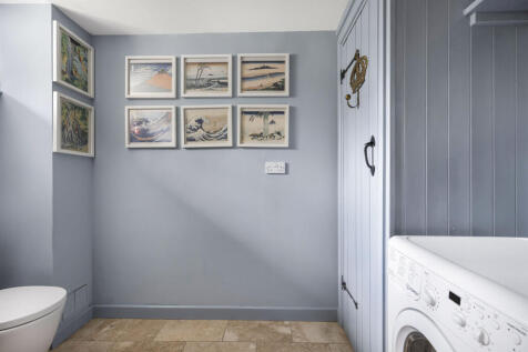 CLOAKROOM/UTILITY