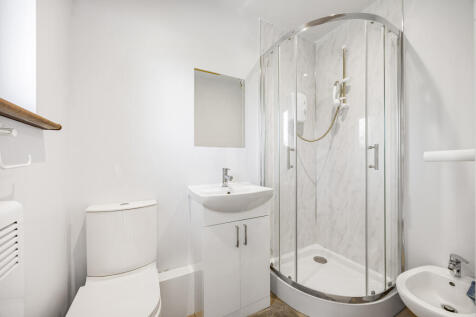 EN-SUITE SHOWER ROOM