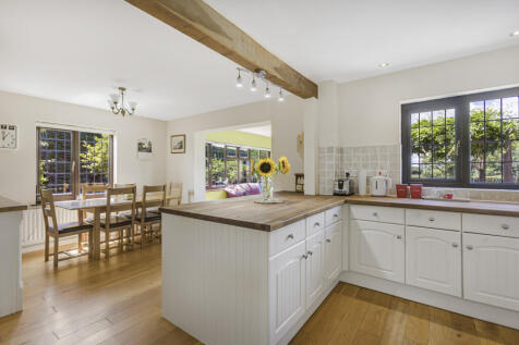 KITCHEN/DINING AREA
