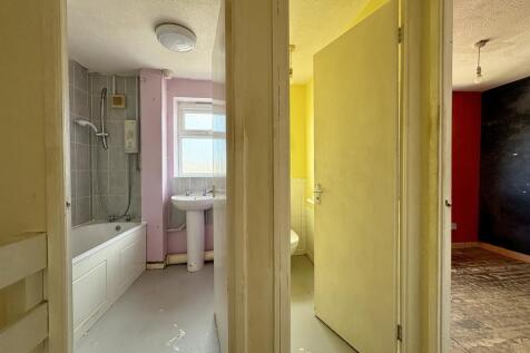 BATHROOM/TOILET