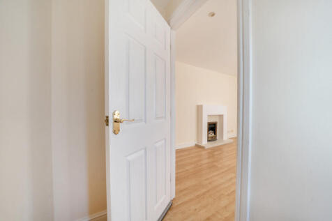 ENTRANCE HALLWAY THROUGH TO LIVING ROOM