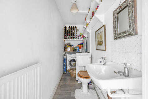 UTILITY/CLOAKROOM WC