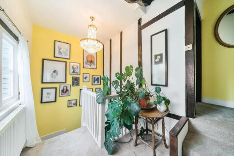 FIRST FLOOR LANDING