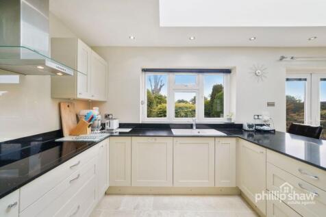 Kitchen and breakfast area