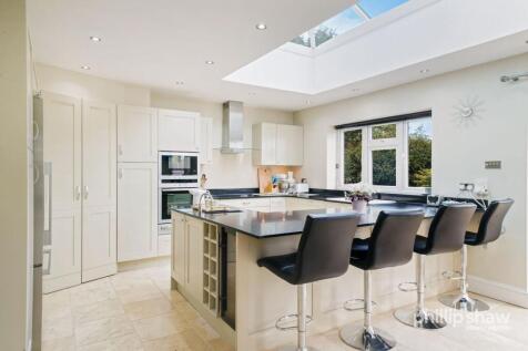 Kitchen and breakfast area