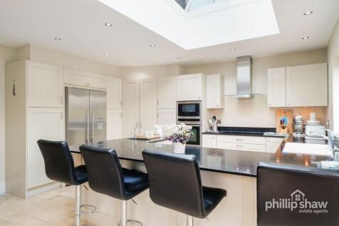 Kitchen and breakfast area