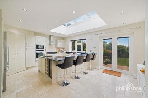 Kitchen and breakfast area