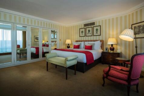 cheval-thorney-court-deluxe-4-bed-master-bedroom1-
