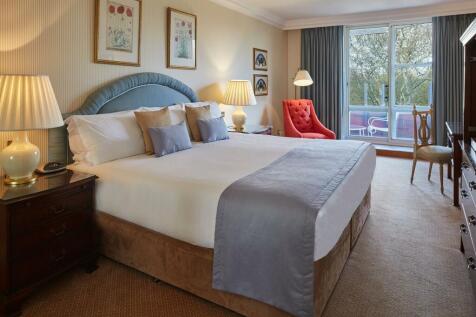 CTC_2-bed-deluxe_master-bedroom-open.jpg